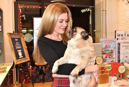 ...ein anderer vierbeiniger Begleiter durfte ihr an dem kalten Wintertag Wärme Spenden: Offensichtlich ist Nadine dabei auf ...