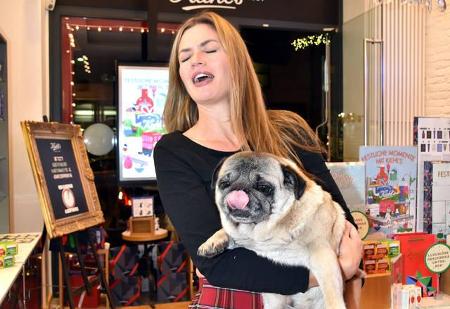 ...lange diese Romanze wohl halten wird? Während der TV-Star noch mit dem drolligen Mops schmuste, schossen...