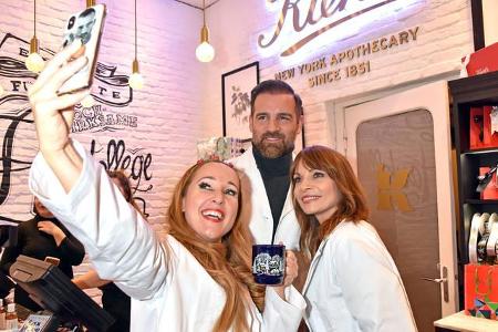 ...Radiomoderatorin Claudia Campus, Christoph Metzelder und Jean Bork fleißig Selfies – die Follower wollen schließlich bei ...