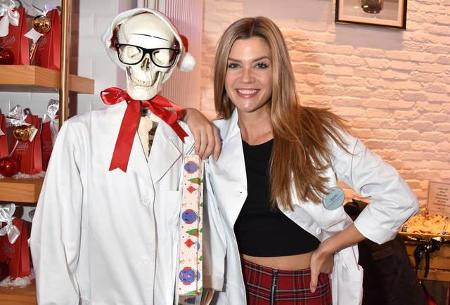 Und der nächste bitte! Nadine Klein war an dem Abend in Flirt-Laune. Nächstes Opfer: ein klappriges Skelett mit Sinn für Mod...