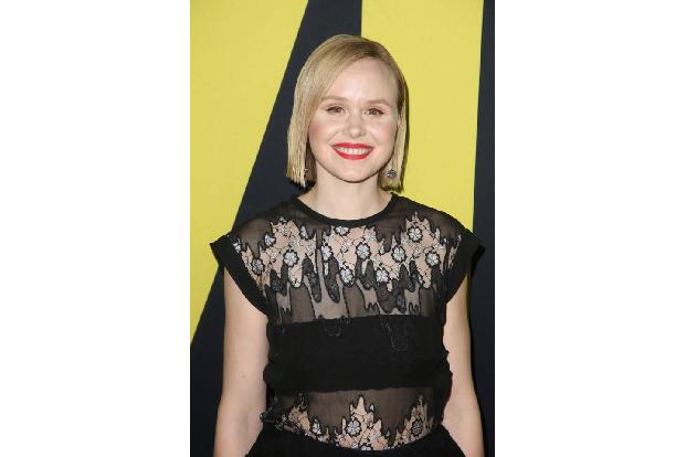 ...gespielt von Alison Pill, outet sich ihren Eltern gegenüber als lesbisch, was die ganze Familie vor politische Schwierigk...