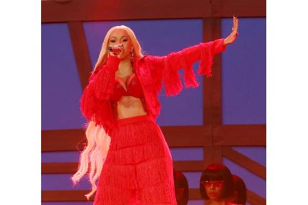 ...wurden schließlich auch größere Plattenfirmen auf sie aufmerksam. 2017 veröffentlichte Cardi B endlich ihre offizielle Si...