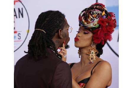 Fortan zeigten auch namhafte Künstler wie Bruno Mars ein Interesse an der Zusammenarbeit mit Cardi B. Im September 2017 heir...