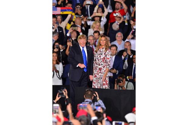 …um Einlass in den Hafen der Ehe bat: Donald Trump steckte seiner Melania einen in Platin eingefassten Diamantring vom Londo...