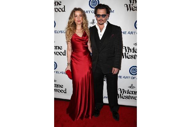 ...Ambers Beziehung zu Elon nicht so stürmisch wie ihre Ehe mit Johnny Depp. Amber hatte dem Schauspieler mehrfache Körperve...