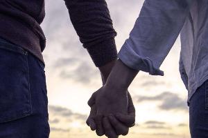 Liebesglück: Was euer Händehalten über eure Beziehung aussagt