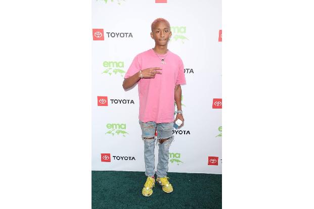 ...Sohn Jaden ließ sich ebenfalls blicken, in schickem rosa Top und mit gelben Sneakers. Einige Kategorien sorgten allerding...