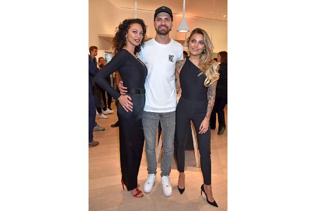 ...Jimi Blue Ochsenknecht und Sophia Thomalla aber bei bester Laune und strahlte zufrieden in die Kamera. Sophia macht gerad...