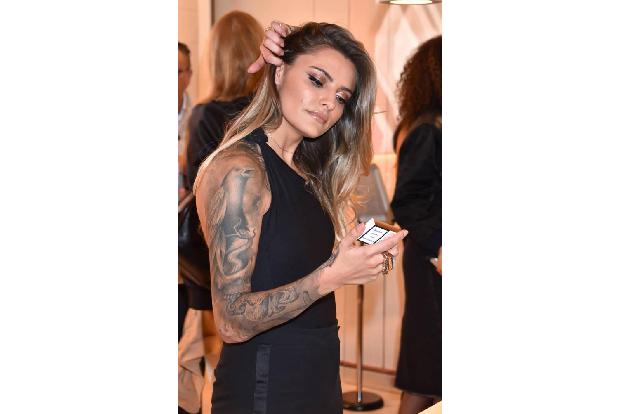 ...schöne Blondine hat derzeit ganz andere Sachen zu tun. Nachdem sie ein romantisches Bild von sich und Loris Karius auf In...