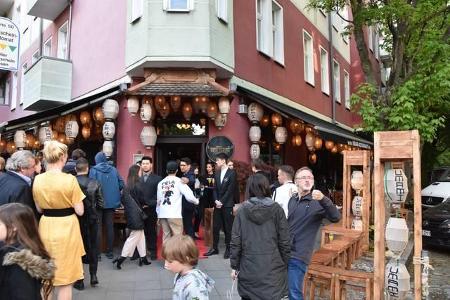 ...Friedrichshain feierte das vietnamesische Restaurant Umami. Natürlich waren nicht nur Otto Normalverbraucher gekommen, so...
