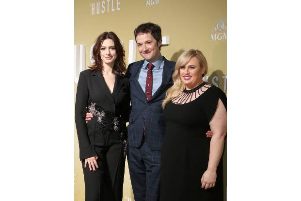 Anne Hathaway und Rebel Wilson posieren hier gemeinsam mit Regisseur Chris Addison für die Fotografen. Wenn der Filmemacher ...