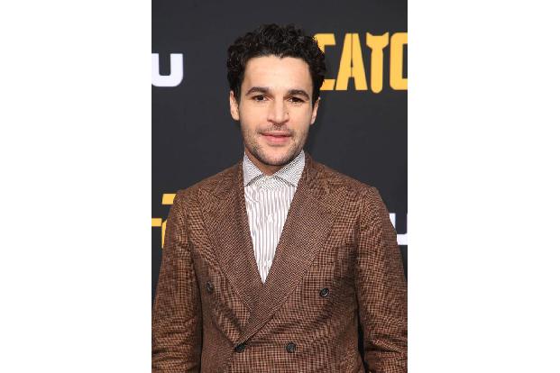 ...Christopher Abbott übernommen, indem er Joseph Hellers Romanhelden Yossarian spielt, einen Soldaten im Zweiten Weltkrieg,...