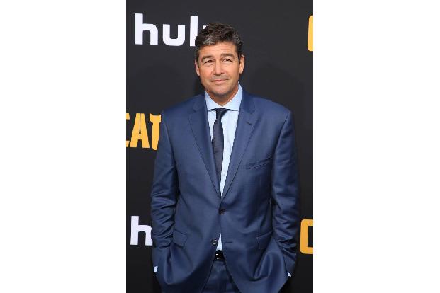 ...Colonel Cathcart, der von Kyle Chandler gespielt wird, sind noch viel verrückter als Yossarian. Hellers absurdes Meisterw...