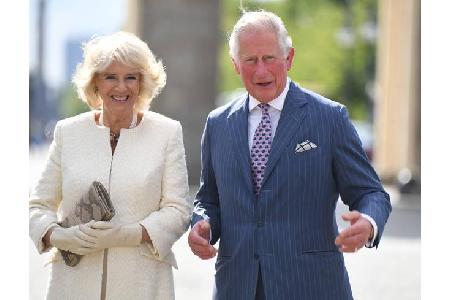 Gut gelaunt präsentierten sich Prinz Charles und seine Frau Camilla, Herzogin von Cornwall, am Dienstag in Berlin. Dabei set...