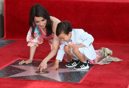 Es war allerdings auch Zeit für ruhigere Momente: Der kleine Rockwell Lloyd Liu nutzte die Gelegenheit, um Mamas nagelneuen ...