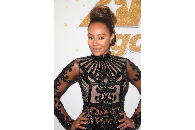 …Spice Girl Mel B. Die ungewöhnlichste Variante des High Bun zeigt uns…