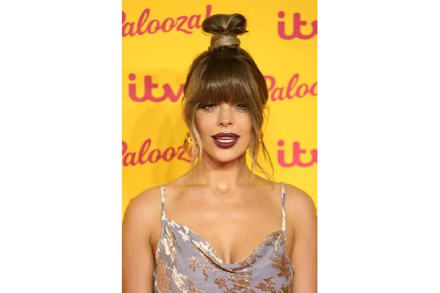 …TV-Sternchen Chloe Lewis. Pony, locker fallende Strähnchen und ein Bun inklusive breiter Spitze – diese Frisur hat alles, w...