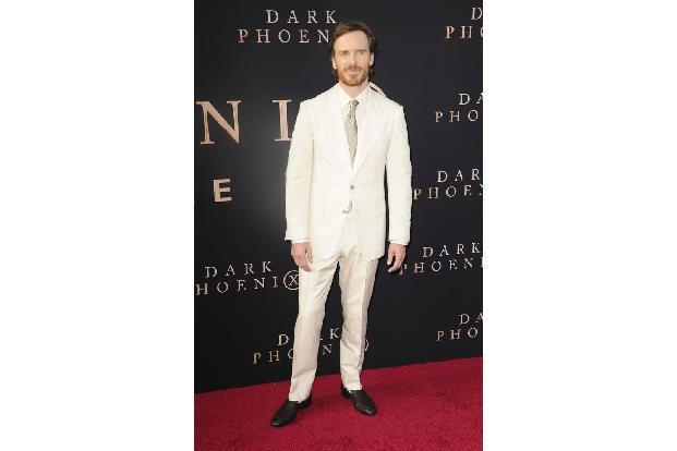 ...gab sich 'X-Men'-Urgestein Michael Fassbender nicht, denn er entschied sich für Weiß, Weiß und Silber. 'Dark Phoenix' war...