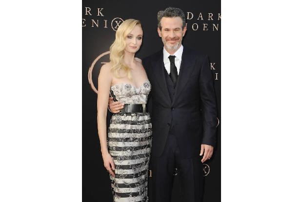 ...wurde der Film von Simon Kinberg, der mit 'Dark Phoenix' sein Regiedebüt feiert und neben Sophie Turner noch ganz glückli...