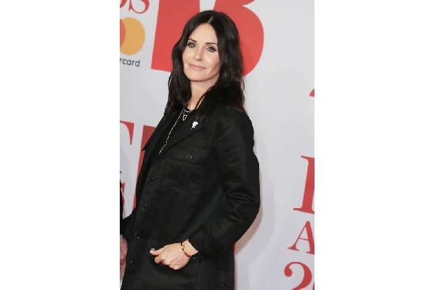...Courteney Cox, Jennifers beste Freundin seit 'Friends'-Tagen. Nachdem der Privatjet einen Reifen verloren hatte, kehrte d...