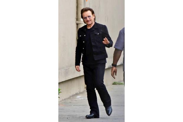 ...Bono und seine Bandkollegen 2014 unterwegs, als die Maschine eine Notlandung hinlegen musste, nachdem eine Tür seines Jet...