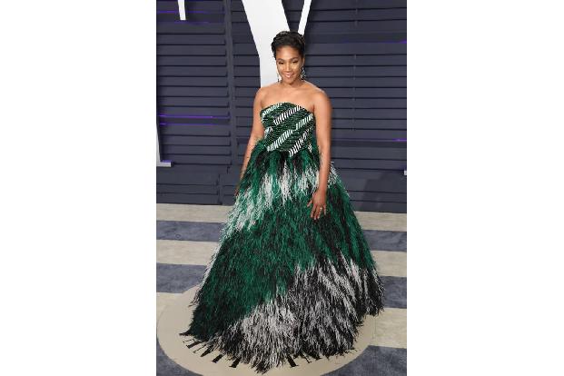 Tiffany Haddish ist weniger Vamp und mehr Lady. Der Feather-Rock wirkt dramatisch, aber nicht übertrieben.