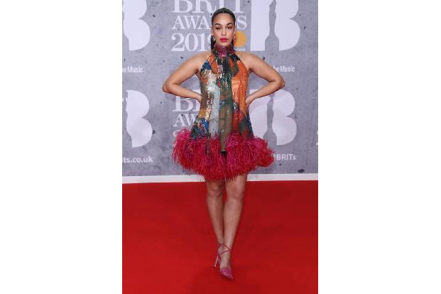 Kurz und sexy gefällig? Sängerin Jorja Smith macht vor, wie's geht.