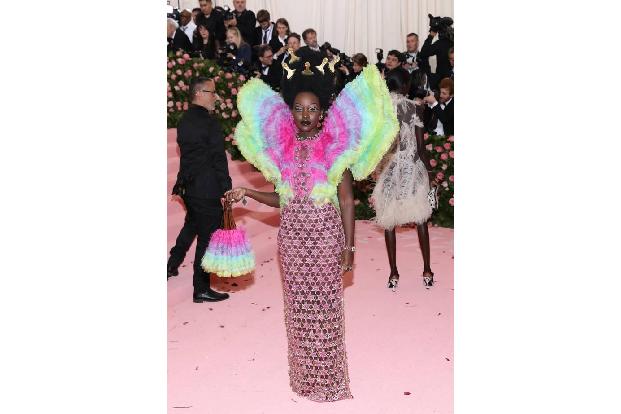 Dass Federn nicht immer nur die Beine schmücken, beweist das Outfit von Lupita Nyong'o – auch wenn es nicht wirklich alltags...