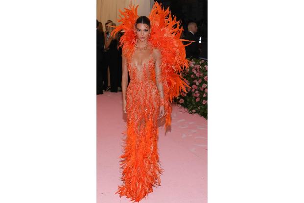 Fast schon korallenartig wirken die Federn, mit denen sich Kendall Jenner schmückt.