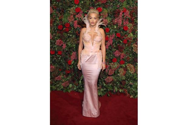Unauffällig und doch höllisch sexy präsentiert sich Rita Ora in diesem Look.