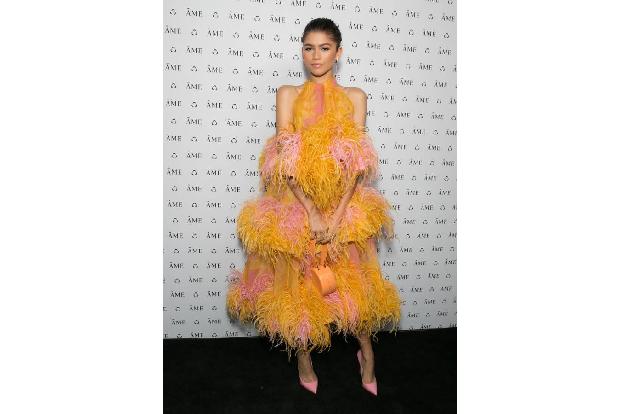 Zendaya zeigt, wie Federn besonders cool wirken: in knalligen Farben.