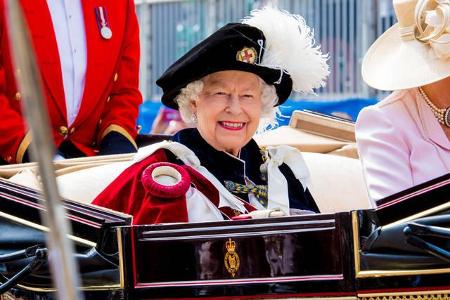 Die Sonne lachte mit der Queen um die Wette, als die Monarchin am Montagmorgen mit der Kutsche durch Windsor fuhr. Auch...