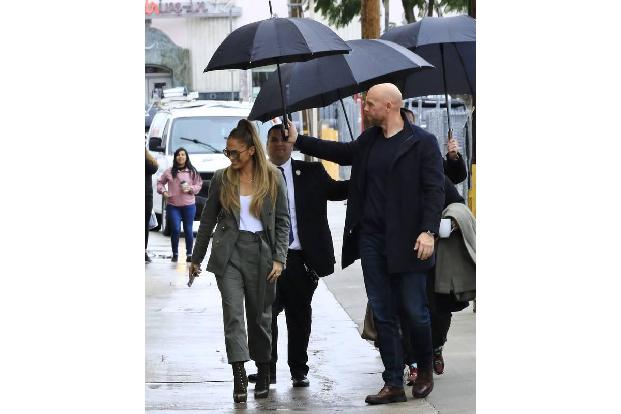 Auch Jennifer Lopez wird nicht gerne nass. Bei der mühevoll geglätteten Frisur ist das aber nur zu verständlich!
