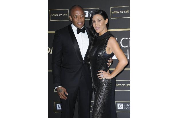 Dr. Dre (hier mit seiner Frau Nicole Young) startete seine Karriere mit N.W.A. Später wurde er vor allem durch seine qualita...