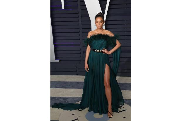 …'Pretty Little Liars'-Beauty Shay Mitchell setzt ihr aufregendes Kleid perfekt in Szene. Model…