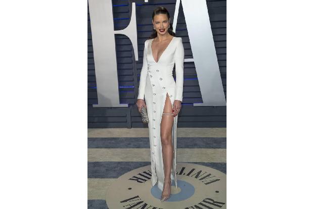 …Zirkusdirektorin macht Model Adriana Lima. Neben solchen Looks wirkt der hohe Beinschlitz von…