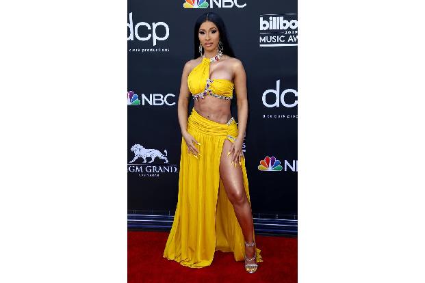 …will auch Rapperin Cardi B rüberkommen. Ob der hohe Schlitz in Kombination mit dem bauchfreien Top und dem kaum verhüllten ...