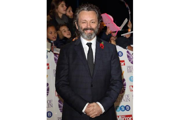 ...Michael Sheen denn noch vor dem Ende der Welt tun wolle, antwortete er mit einem Augenzwinkern. Er würde weder in Eiswass...