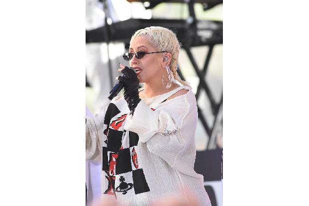 Für Christina Aguilera gibt es einen Ernährungsplan nach Farben. Pro Tag gibt es ein Lebensmittel in derselben Farbe. Montag...