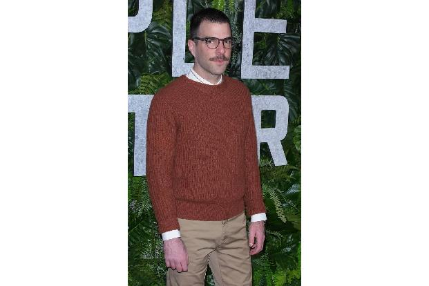 ...Zachary Quinto spielt in 'Triple Frontier' zwar nicht mit, kennt Regisseur J.C. Chandor aber schon lange und ließ es sich...