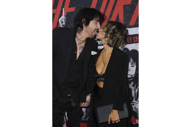 ...Musiker in all den Jahrzehnten nicht - nur äußerlich. Tommy Lee gefällt es immer noch, mit seinen Herzensdamen (hier Brit...