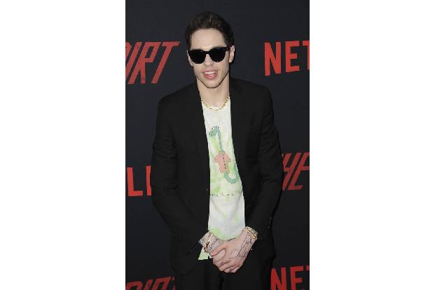 ...Pete Davidson, denn der spielt in 'The Dirt' den Musikmanager Tom Zutaut, der der Premiere aber ferngeblieben war. Somit ...