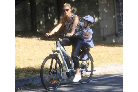 ...Beispiel dieses Foto von Moderatorin Michelle Hunziker beweist, die mit ihrer Tochter in einem Park im italienischen Berg...
