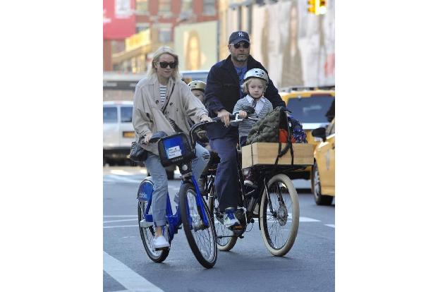 Das Schauspielerehepaar Liev Schreiber und Naomi Watts bringt seine Kids gern auf Fahrrädern zur Schule. Auf diesem Foto eie...