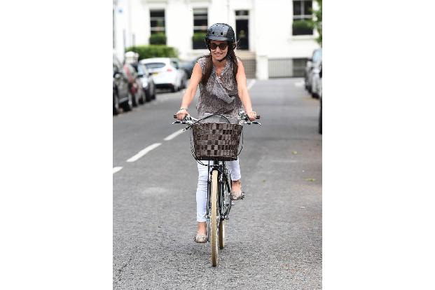 Vorbildblich mit Helm strampelt Pippa Middleton durch London. Doch die Schwester von Herzogin Kate ist ohnehin keine Gelegen...