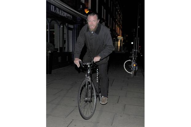 ...Promi, der nicht viel von Kopfbedeckungen auf dem Fahrrad hält. Regisseur Guy Richie macht sich hier auf den Weg nach Hau...