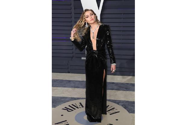 Auch Miley Cyrus wurde mehrfach von offiziellen Quellen für tot erklärt, unter anderem von der Nachrichtenagentur Reuters, d...