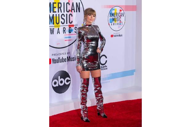 Innerhalb kürzester Zeit wurde Taylor Swift 2009 erst bei einem Autounfall und anschließend durch eine allergische Reaktion ...