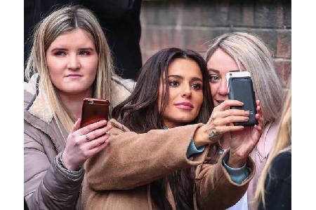 ...es bei der Eröffnung hoch her ging und die Zielgruppe nicht umhin kam, das ein oder andere Selfie mit dem ehemaligen Mitg...