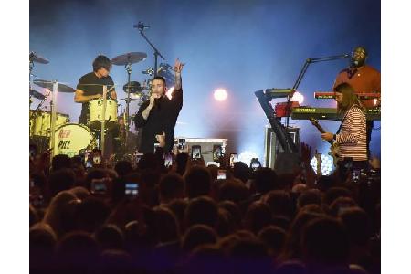 …kennt man ihn als Frontmann der Rockgruppe Maroon 5, die uns mit Hits wie 'This Love', 'Moves Like Jagger' und 'She Will Be...